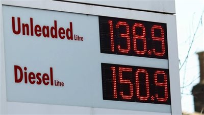 أسعار البنزين معروضة في محطة وقود بلندن    