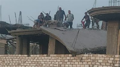 إزالة سقف خرساني مخالف    