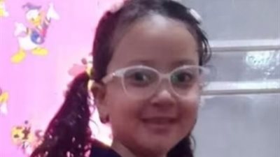 طفلة     