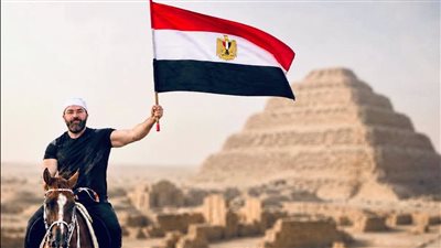 منع بلوجر من رفع علم مصر في سقارة الأثرية    