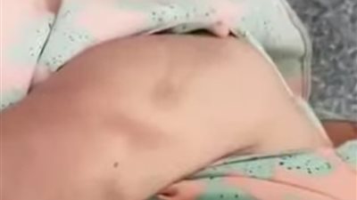 فتاة صغيرة     