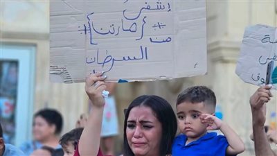 أم تبكي وتطلب شفاء طفلها    