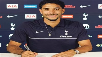 مرموش أثناء التوقيع    