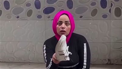 فتاة تعتدي على سائق أوبر    