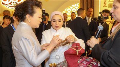 لقاء ودي بين قرينتي رئيسي مصر والصين    