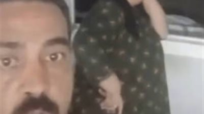 انفعال شخص على والدته    