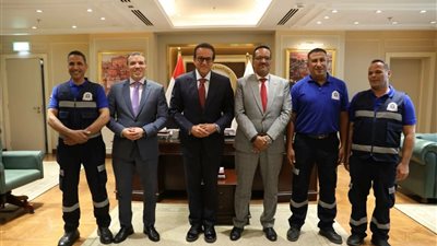 وزير الصحة يكرم طاقم الإسعاف    
