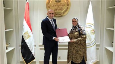 تفاصيل تكريم صالحة أبو الفضل من وزير التعليم    