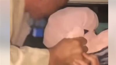 رجل يضرب زوجته    