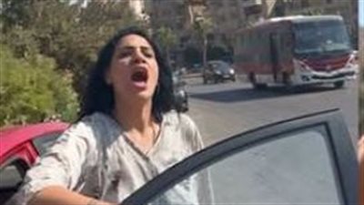 فتاة تضرب سائق    