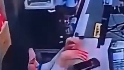 بائعة تنهار من التعب     