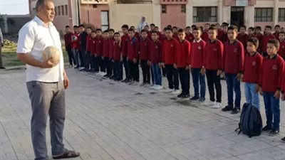 مدير مدرسة يرتدي الشبشب     