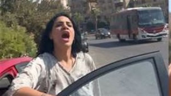 فتاة تضرب سائق    