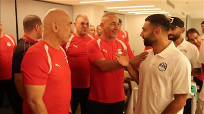 لاعبو المنتخب يحتفلون بتجديد عقد التوأم    