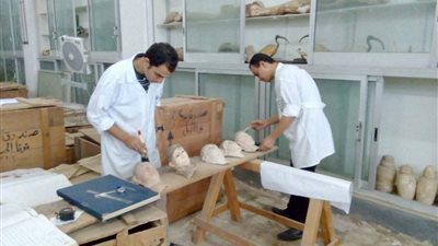 أثناء ترميم مقتنيات متحف ملوي     