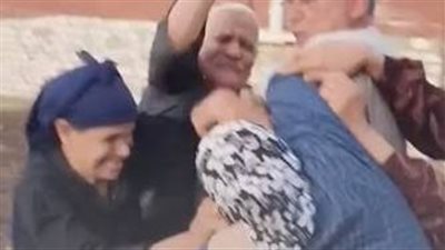 رجل يعتدي بالضرب على سيدة مسنة ويسحلها في قرية دلهمو بأشمون     