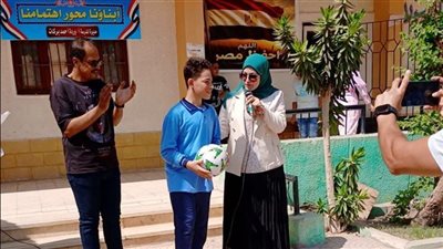 مديرة مدرسة بالقليوبية تهدي طالبًا كرة بعد اعتذاره لمعلمه    