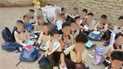 جلوس تلاميذ على الأرض بمدرسة العدلية    