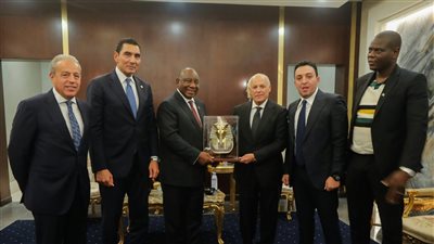 أبو ريدة وجوهر نبيل يكرمان رئيس جنوب إفريقيا     