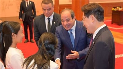 السيسي يمازح الأطفال الكوريين بعد الأغنية    