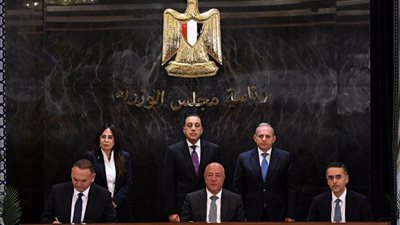 جانب من التوقيع    